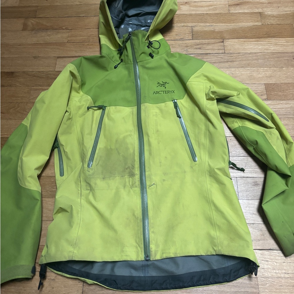 Arc’teryx rain jacket medium